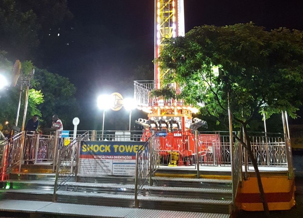 A big tower e brinquedos na Praça Napoleão Moreira da Silva é